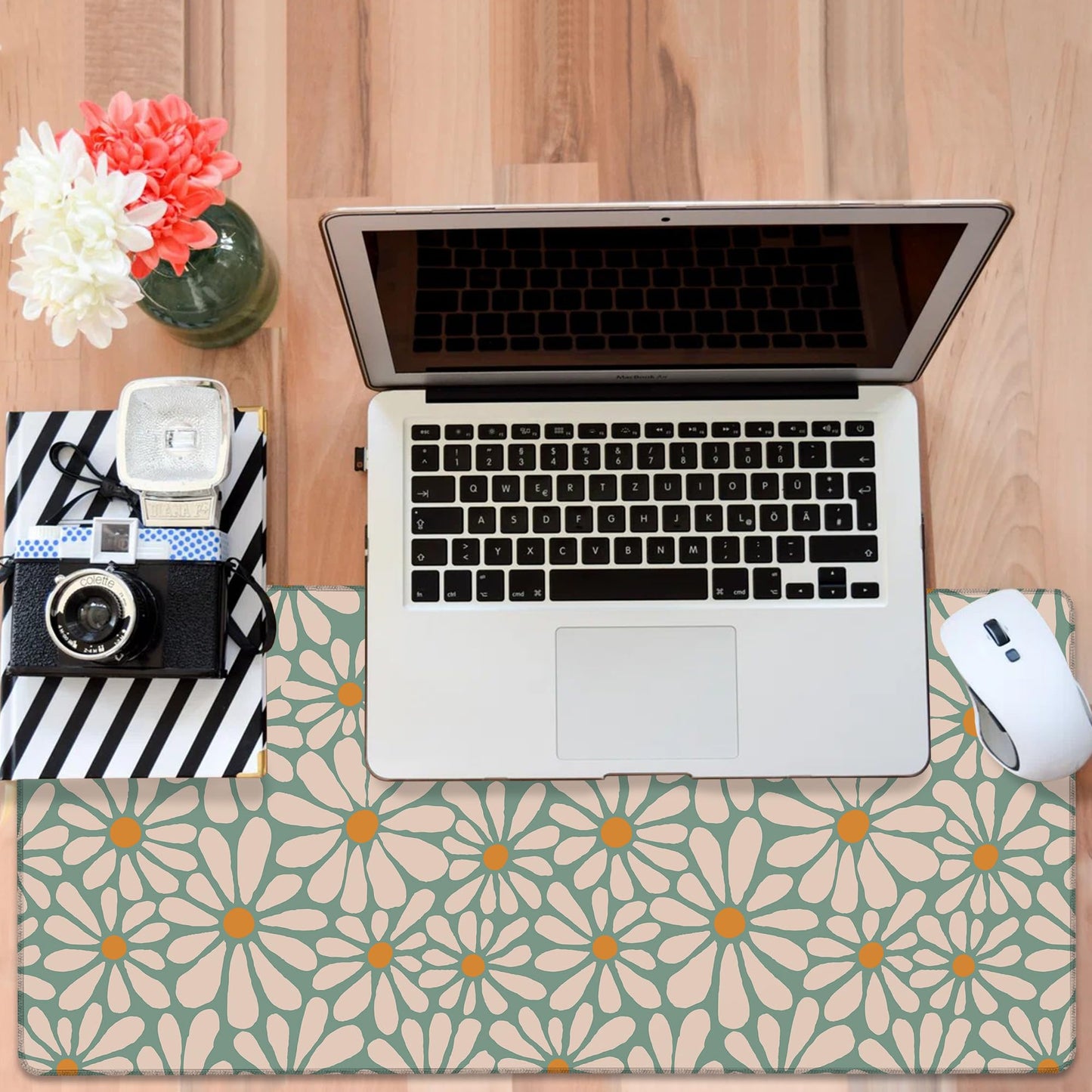 NITAHHHY Retro Daisy Flowers Gaming Mouse Pad 3mm Thick Stitched Edge Waterproof Non-Slip Large Computer Keyboard Mouse Mat,Suitable for Office Entertainment Decorative Desk Pad 35.4 x 15.7 Inches