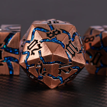 Maywin Cracked Rune Metal Dice Set for DND & RPG – Dark Fantasy Fractured Design, Premium Heavy Metal Polyhedral Dice with Deep Engraved Numbers, 7-Piece Set – Blue Arcane Vein